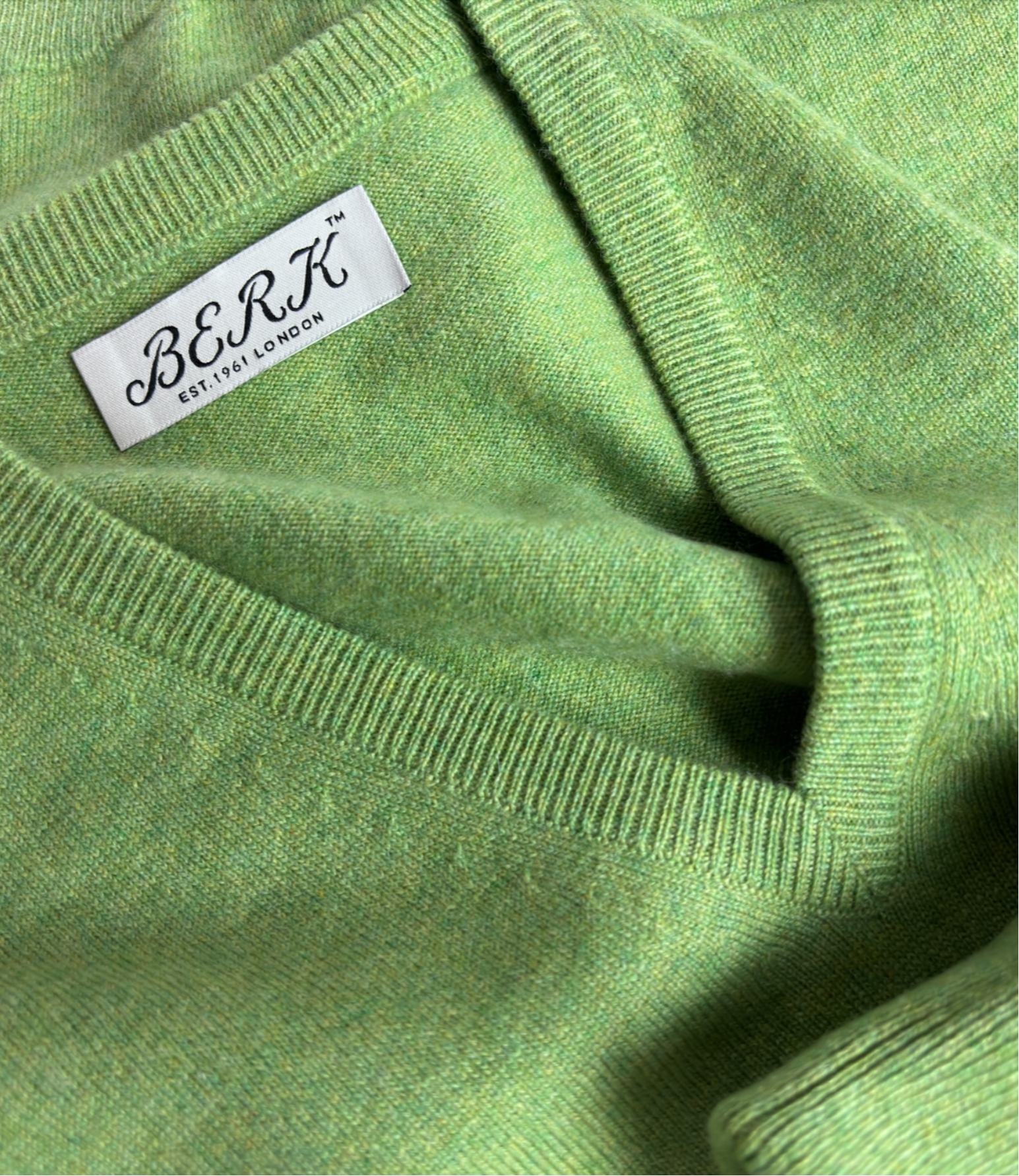 Pullman Cashmere Vee Neck 1-Ply